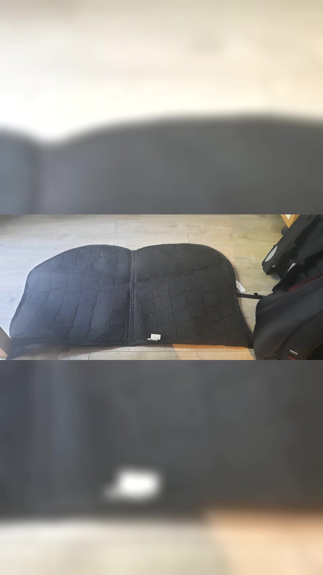 Tapis noire et blanc, média 3