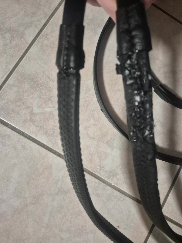 Rênes noires "fouganza" taille full neuves avec défaut, média 5
