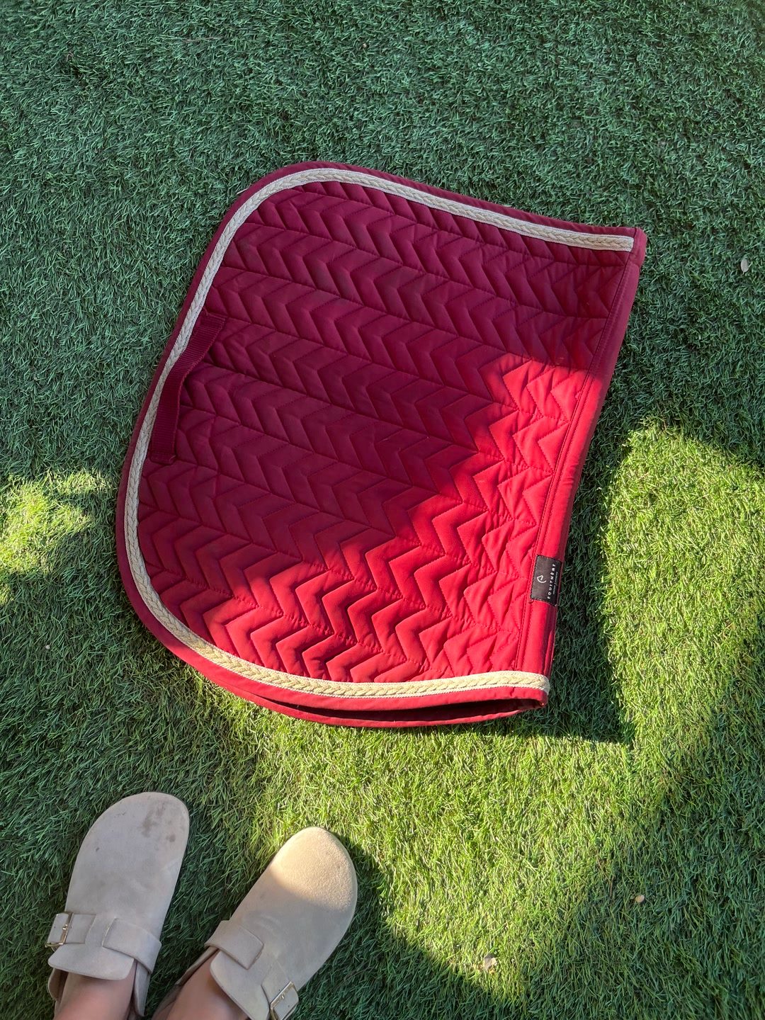 Tapis bordeaux equiteme, média 2