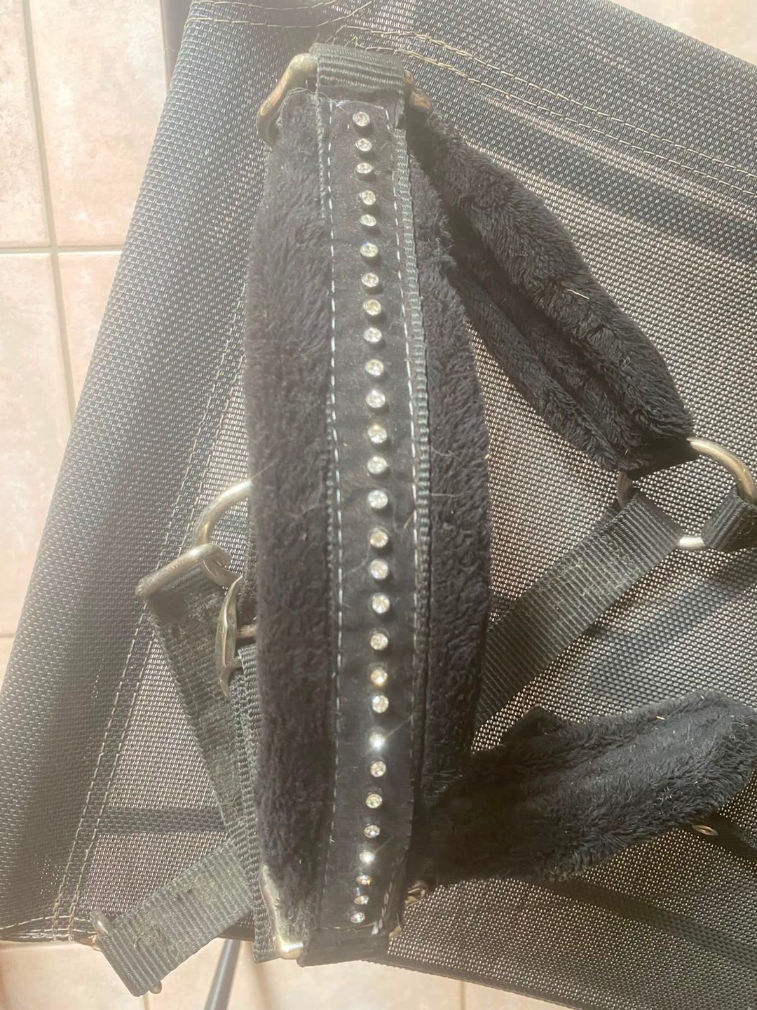 Licol noir à strass et moumoute, média 2