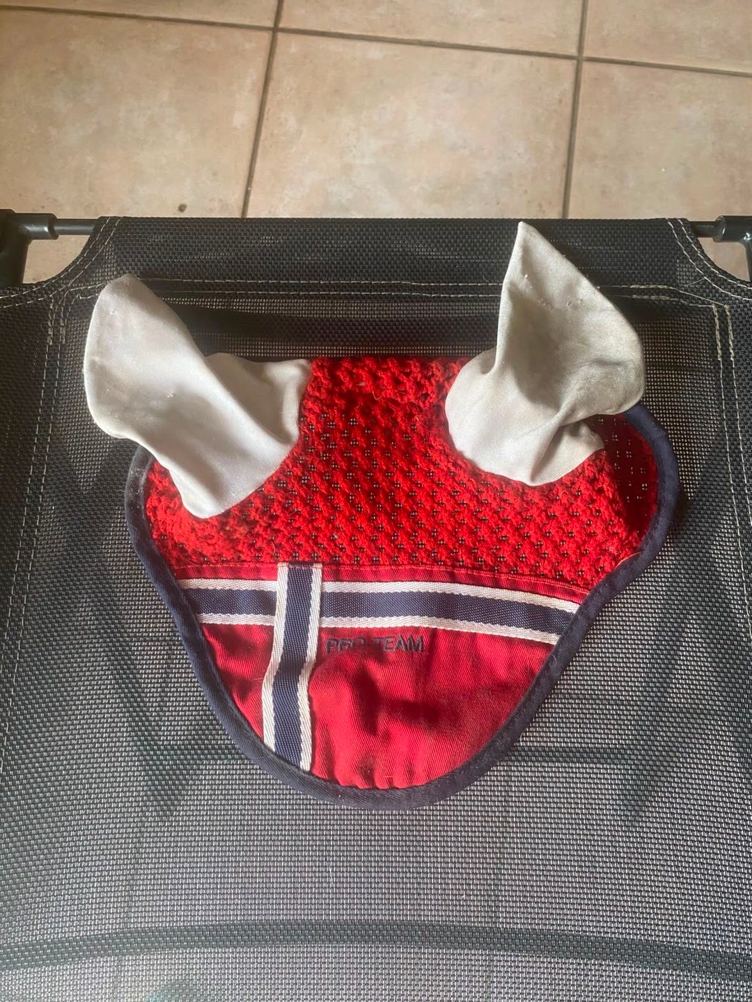 Bonnet rouge taille poney, média 2