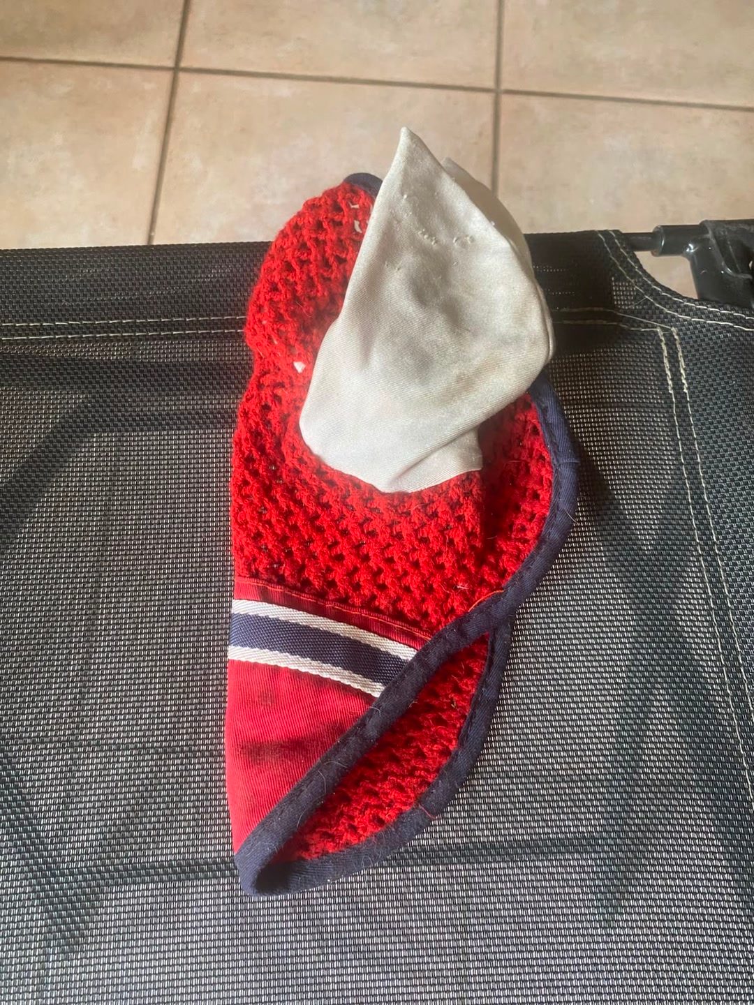 Bonnet rouge taille poney, média 4