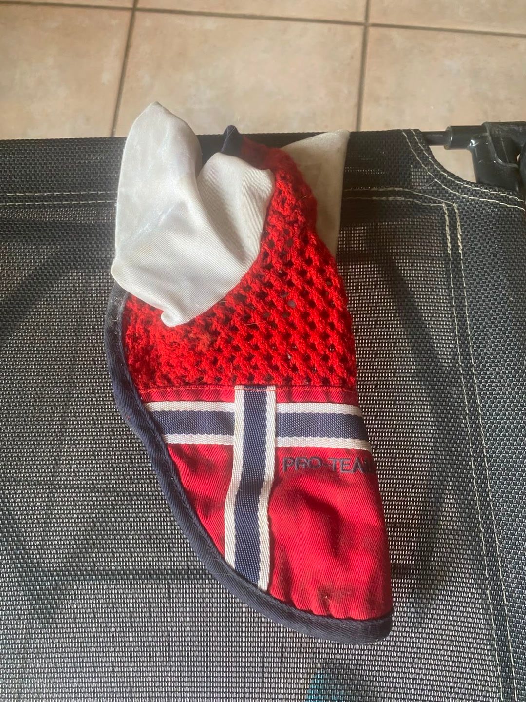 Bonnet rouge taille poney, média 5