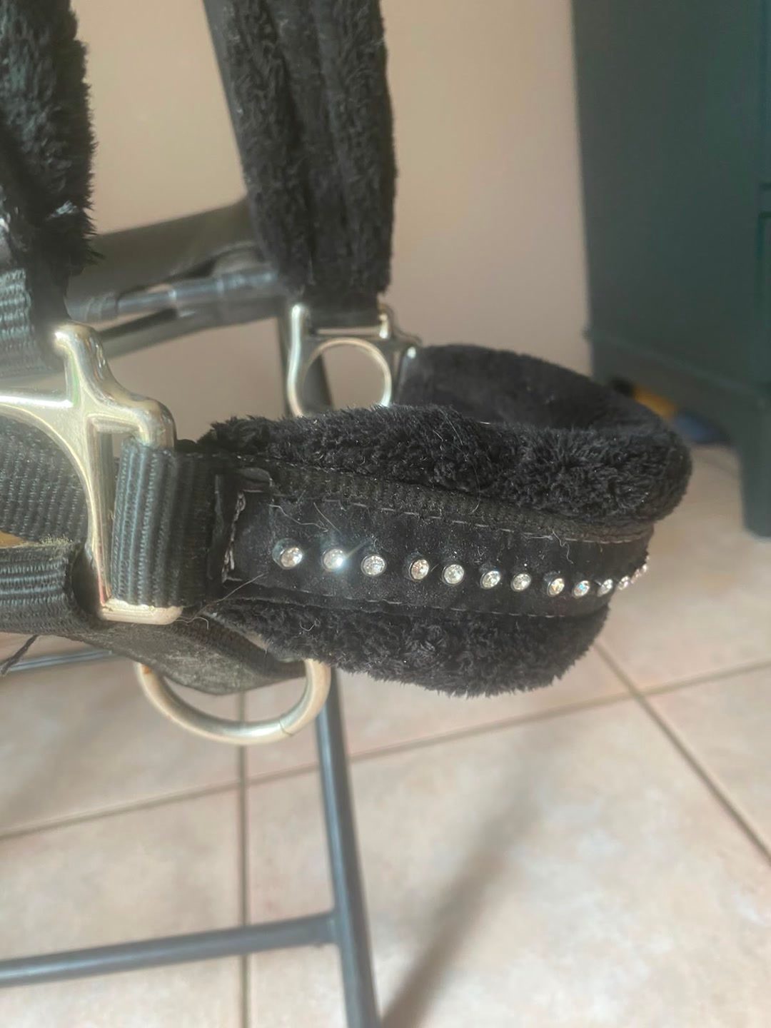 Licol noir à strass et moumoute, média 3
