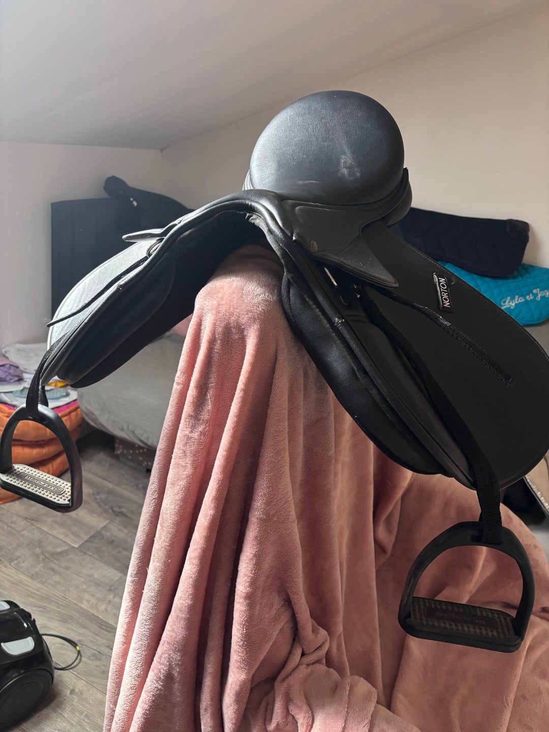 Selle Norton 15 pouces, média 2