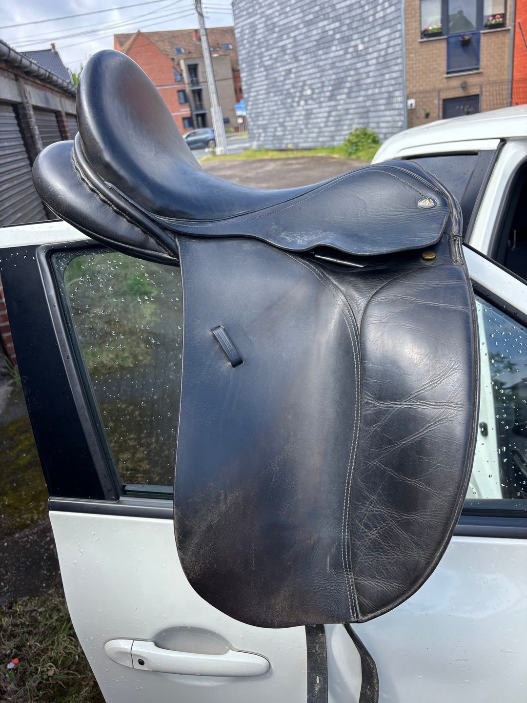 Selle de dressage en cuir noir de la marque Knight Rider (S&K Equestrian Products)., média 2