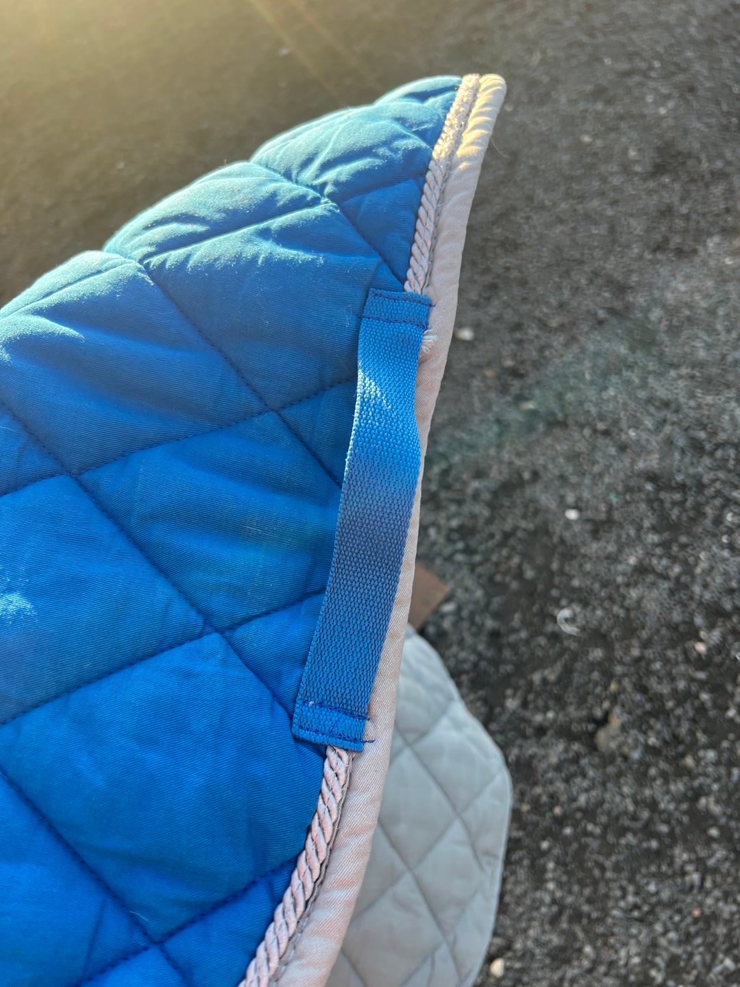 tapis de selle bleu, média 5