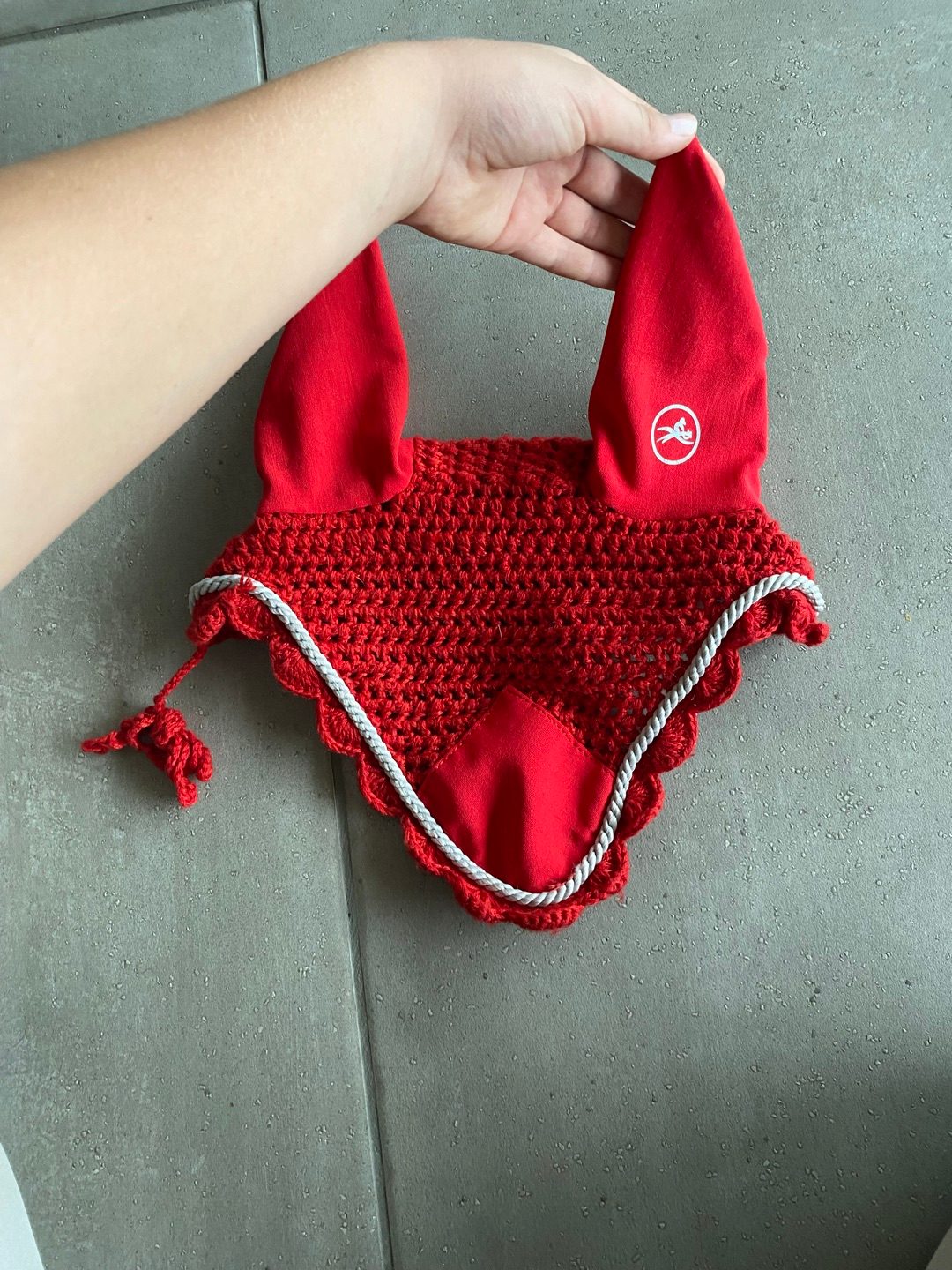 Bonnet rouge poney, média 2