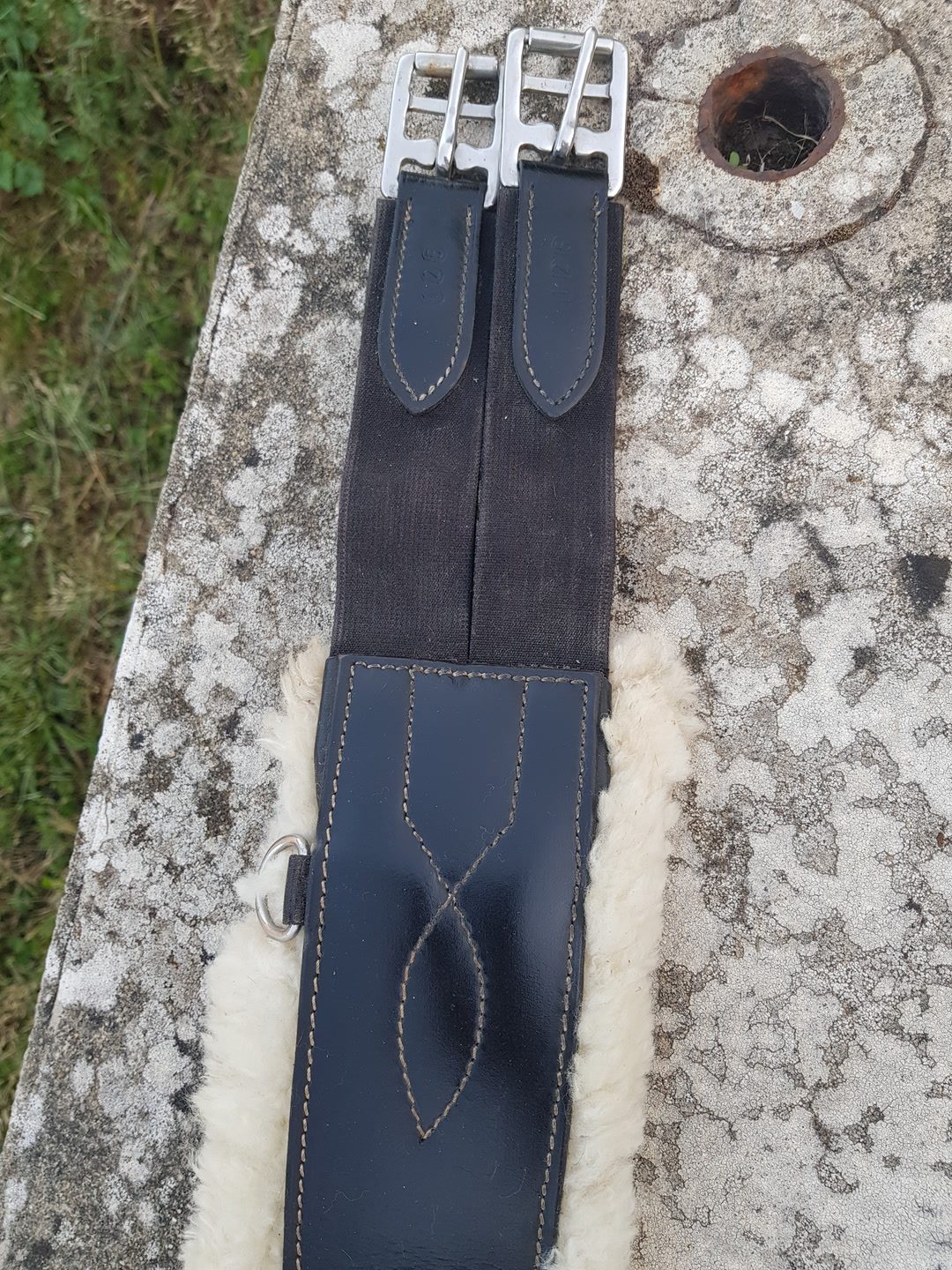 Sangle bavette cuir noir t. 125 cm, média 4