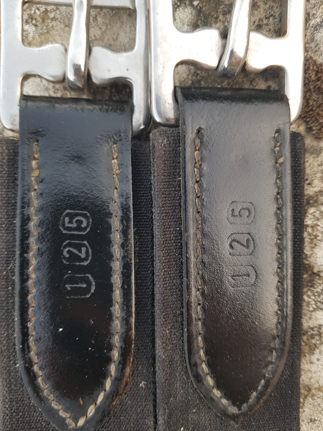 Sangle bavette cuir noir t. 125 cm, média 5