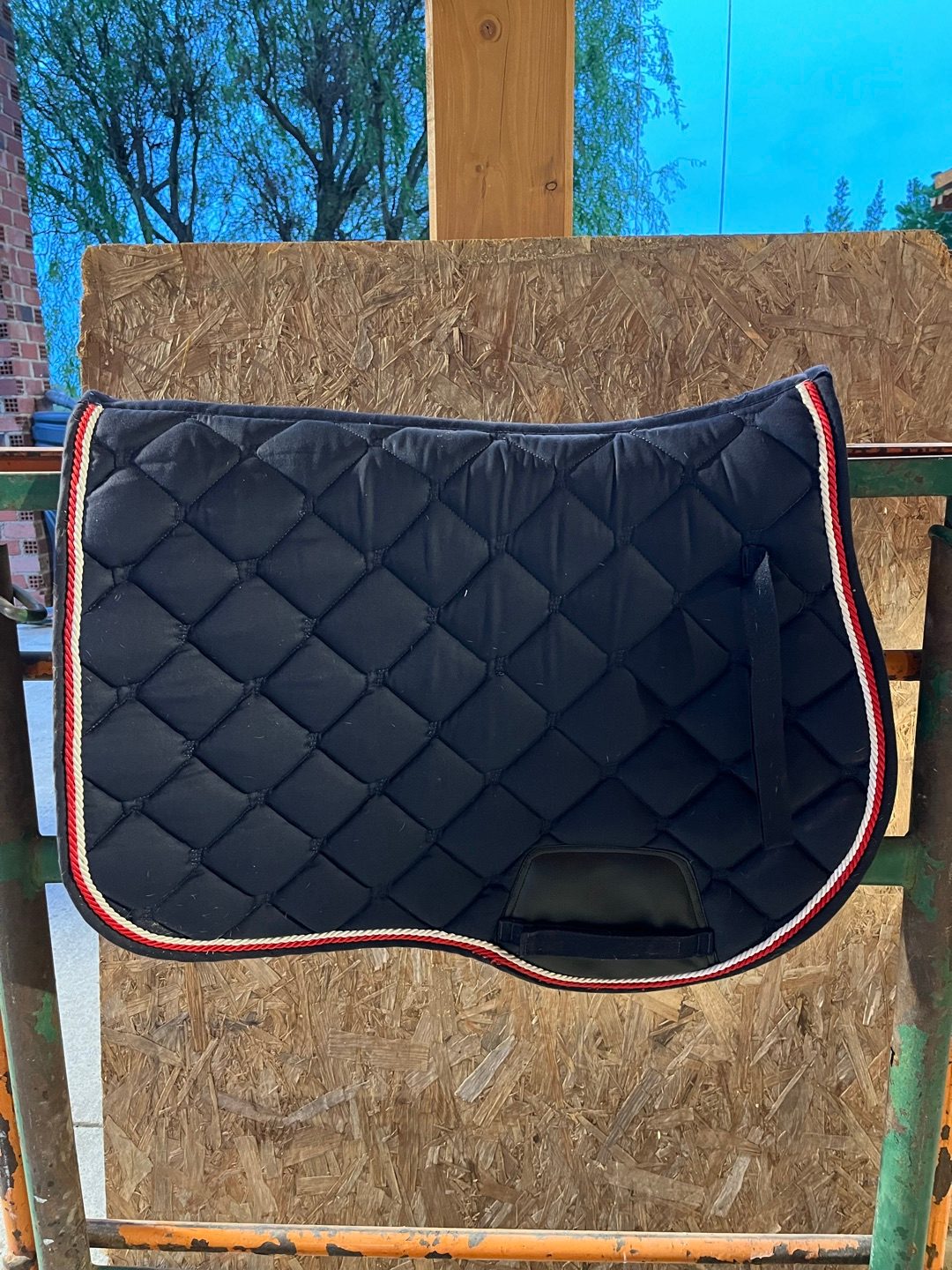 Tapis de selle Covalliero Salvina – Bleu marine – Liseré rouge et blanc, média 2